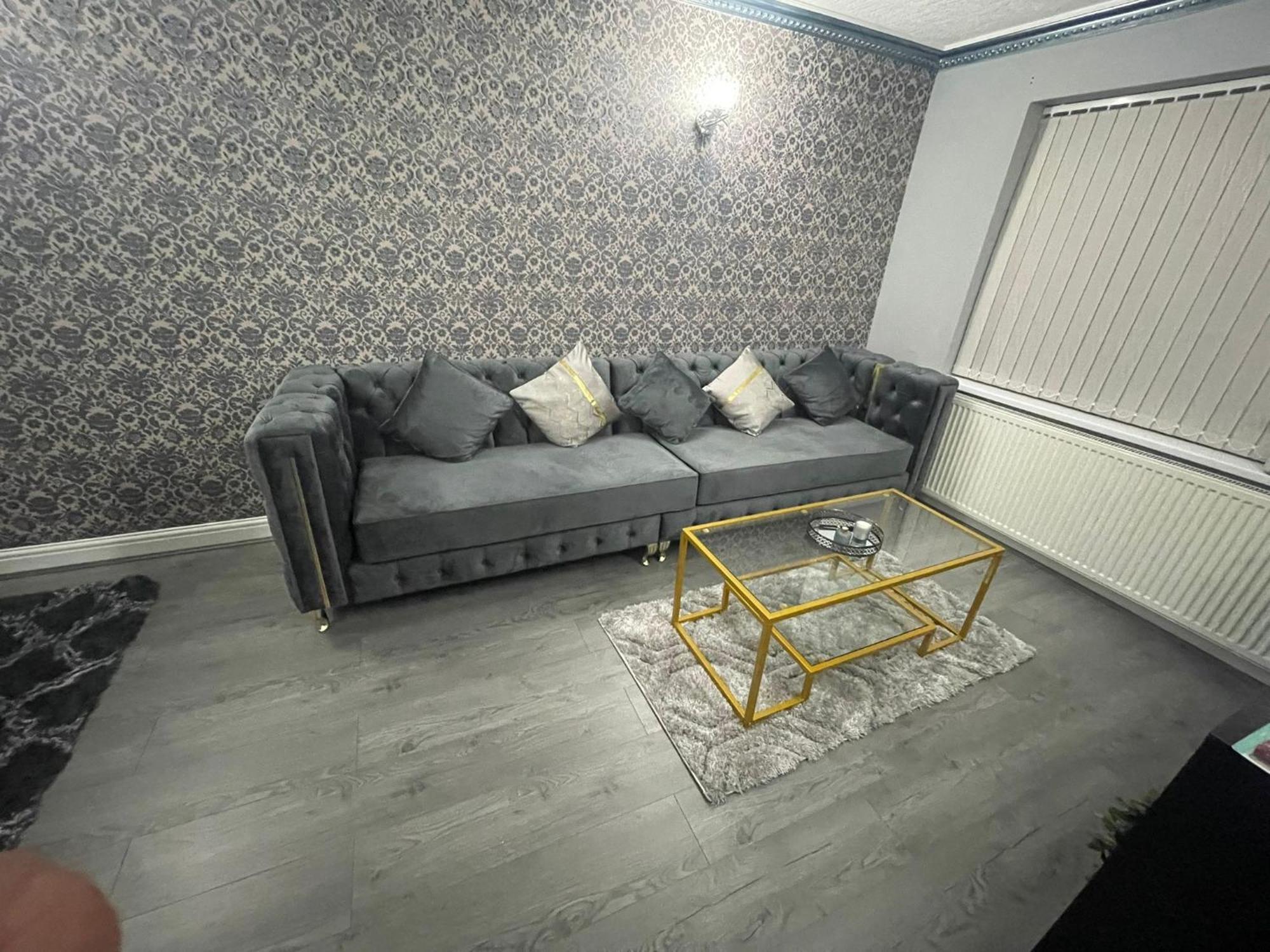 Frank Lane Villa Дюсбъри Екстериор снимка